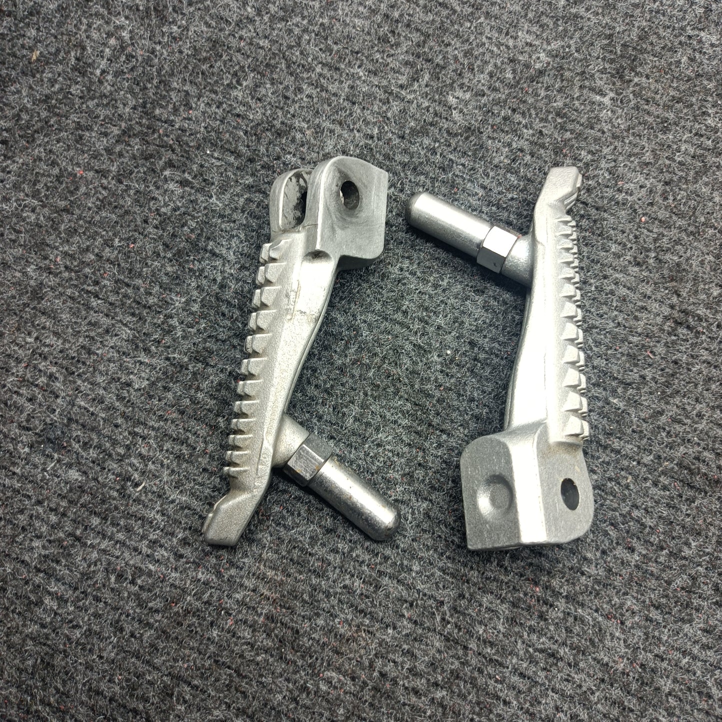 18-23 KAWASAKI EX400 ER400 Z400 Step Front Footrest A Pair 34028-0356 34028-0357